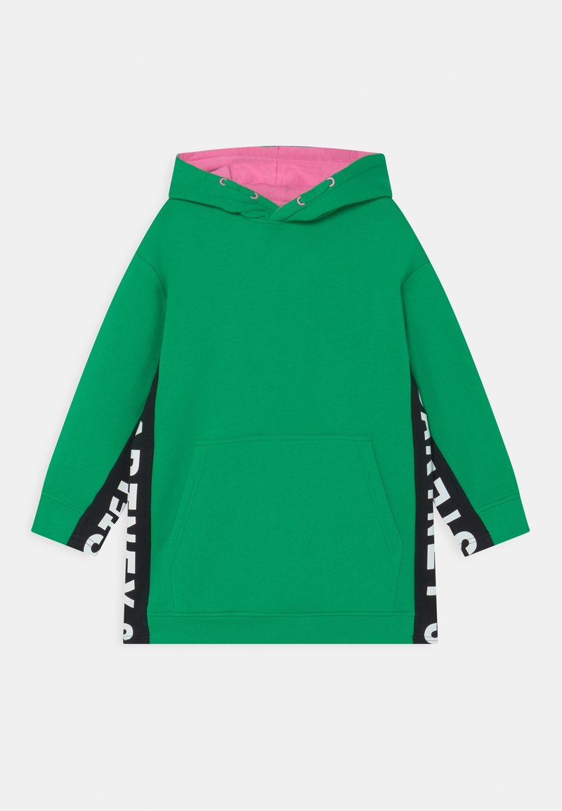 Sudadera verde con forro interior rosa en la capucha, paneles laterales negros con gran texto vertical blanco, y bolsillo tipo canguro en la parte delantera.