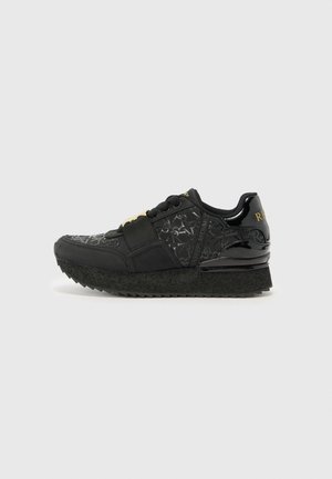 Czarny sneaker z wzorzystymi panelami bocznymi, grubą czarną podeszwą i złotymi detalami logo, pokazany od zewnętrznej strony na gładkim jasnym tle.