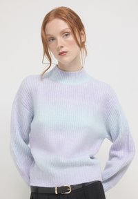 Maglione a coste di colore lilla e blu con collo alto e maniche ampie, completato da una finitura texturizzata e una vita aderente.