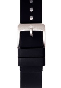 Correa de reloj de goma negra con una hebilla de metal plateado. Textura suave con pequeños agujeros para ajustar el tamaño, decorada con un logotipo en la hebilla.