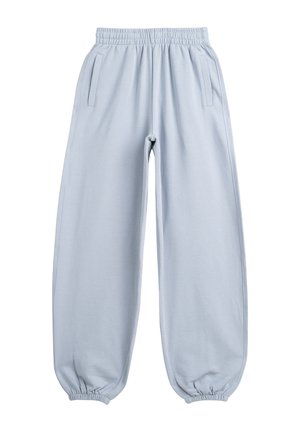 Jasnoniebieskie dresowe spodnie z elastycznym pasem i mankietami, prosty krój, dwie pionowe boczne kieszenie, ułożone na płasko na białym tle.