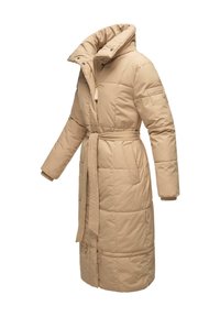 Manteau matelassé beige, longueur genoux, avec un col haut, une taille ceinturée, une texture matelassée et des poches latérales à fermeture éclair.