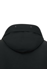 Zwarte hoodiejack met een zachte textuur, zichtbare naden en drukknoopsluitingen op de kap. Minimalistisch ontwerp zonder patronen.