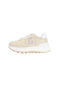 Sneakers con una parte superiore in cuoio beige, suola bianca e dettagli in beige chiaro; presentano un logo decorativo in argento sul lato.