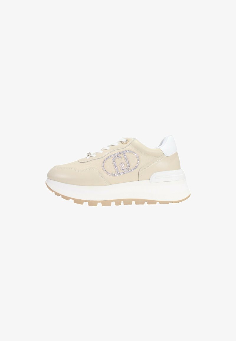 Sneakers con una parte superiore in cuoio beige, suola bianca e dettagli in beige chiaro; presentano un logo decorativo in argento sul lato.