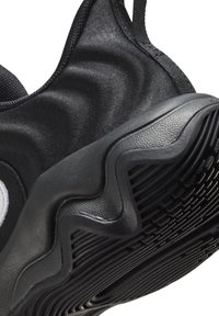 Svart sneakers med en teksturert overdel, bølgete design og en gummiert såle med et mønstret underlag for bedre grep.