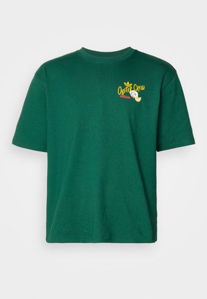 Mørkegrøn t-shirt med korte ærmer med lille gul og rød "Oyster Crew" og Adidas-logo, samt østersillustration på venstre bryst.