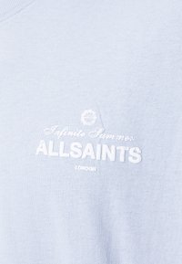 Gaiši zils kokvilnas sporta krekls ar baltu izšūtu tekstu "Infinite Summer AllSaints London" priekšpusē. Gluda tekstūra, apaļais kakls.