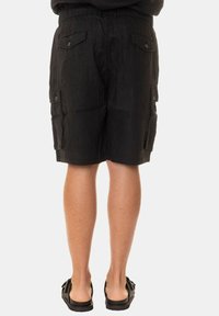 Pantaloni cargo in lino neri con due tasche laterali, due tasche posteriori e una vestibilità rilassata, che arrivano a metà coscia con una texture liscia.