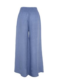 Pantaloni ampi di colore azzurro chiaro realizzati in lino, con vita elastica e una consistenza morbida, offrono una vestibilità ampia e confortevole.