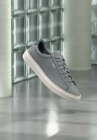 Nevybrané, medium grey