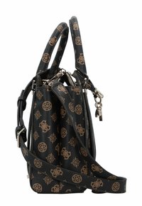 Sac en simili cuir noir avec un motif logo marron répété. Comprend deux poignées supérieures et une bandoulière amovible. Accents en métal argenté.