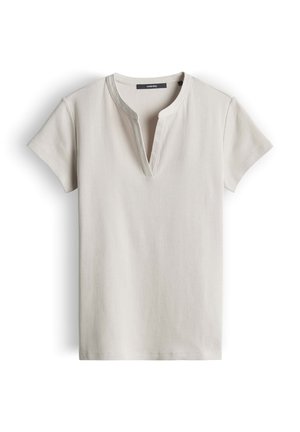 Lichtbeige, kortärmelig geribd shirt met een ronde inkeping in de halslijn en minimale stikdetails, plat neergelegd op een witte achtergrond.