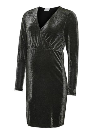 Juoda, ilgomis rankovėmis suknelė, pagaminta iš blizgaus, tekstūruoto audinio su apvyniojimo dizainu, turinti V formos iškirpę ir prigludusią siluetą.