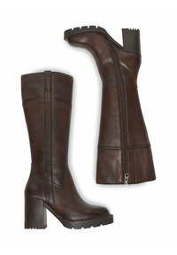 Par de botas marrones de cuero hasta la rodilla con tacones gruesos y cremalleras laterales, mostradas desde ángulos lateral y inferior sobre un fondo blanco.