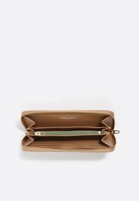 Cartera de cuero marrón con cierre de cremallera. El interior cuenta con múltiples compartimentos para tarjetas y un bolsillo verde, textura suave y detalles en dorado.