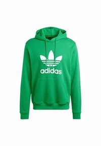 Sudadera verde con capucha hecha de tela suave, que presenta un logo blanco de Adidas y un diseño de tres rayas en el pecho. Incluye un bolsillo tipo canguro en la parte delantera.