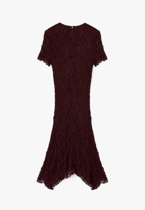 Vestido de encaje burdeos con mangas cortas, dobladillo festoneado y detalle de abertura en la parte posterior. Presenta intrincados patrones florales y una silueta ajustada.