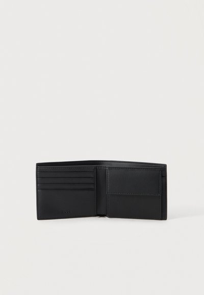 Portefeuille bifold en cuir noir ouvert montrant plusieurs emplacements pour cartes et une poche à monnaie sur un fond blanc uni.