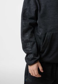 Donkergrijze hoodie met een gestructureerd patroon, voorzak en "SWEDEN" gedrukt langs de mouw. Aangevuld met een kleine vlagaccent.