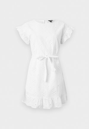 Valge lühikeste varrukatega kleit pistaatiilkangaga, lillelised lõiked, volangidega varrukad, vöö kaelal ja volangidega äär.