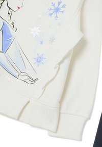 Witte sweatshirt met een graphic van een personage met blauwe accenten, zilveren sneeuwvlokken en gerimpelde details aan de mouwen.