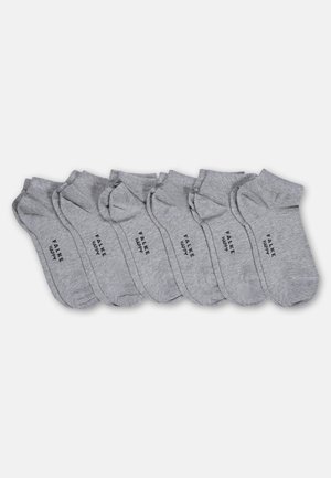 Hat pár világosszürke, hajtogatott boka zokni fekete "FALKE HAPPY" nyomtatott szöveggel a talpán, sorban elrendezve egy fehér háttéren.