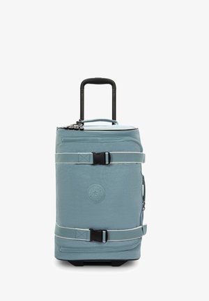 Zachte blauwe gewatteerde duffelbag met een gestructureerde afwerking, verstelbare straps, zwarte hardware en een handvat aan de bovenkant voor eenvoudig transport.
