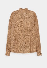 Blusa de mangas longas em tecido castanho claro com um padrão de manchas pretas. Apresenta um colarinho alto e punhos com botões para um design estruturado.