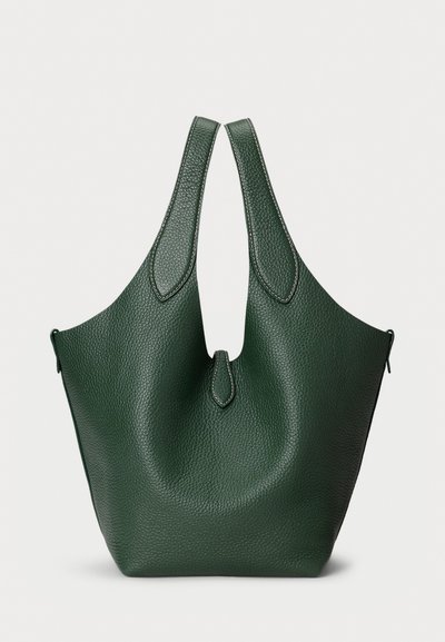 Sac fourre-tout en cuir vert avec une finition texturée, présentant un design unique à double anse et un accent central en haut.