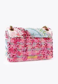 Sac à main rectangulaire en tissu tissé avec des sequins roses et bleus, un motif en tissu et une bandoulière chaîne dorée. Plaque logo dorée sur le devant.