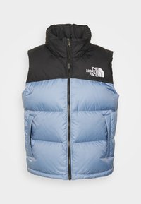 Niebiesko-czarna puchowa kamizelka ocieplana, z wysokim kołnierzem, zamkiem z przodu i bocznymi kieszeniami. Na lewej górnej części klatki piersiowej znajduje się biały logo.