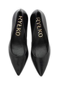 Zapatos de tacón alto de cuero negro con un diseño de punta afilada, que presentan una textura suave y una marca en dorado en las plantas.