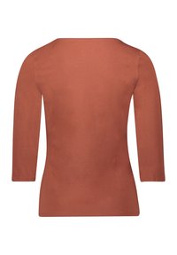 Haut à manches longues de couleur rouille avec un col rond, en matériau en coton lisse et au design ajusté. Ne comporte aucun motif ni accent supplémentaire.
