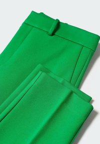 Zielone spodnie wykonane z gładkiego materiału, z paskiem w talii, płaskim przodem i podwiniętymi mankietami. Charakteryzują się czystym, dopasowanym krojem bez widocznych kieszeni.