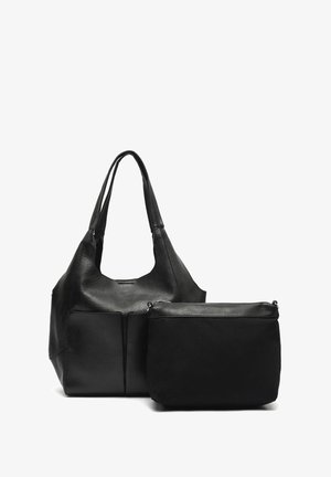 Sac en cuir noir doté d'une surface texturée et de deux poches avant, accompagné d'une pochette zippée assortie, les deux ayant une finition lisse.