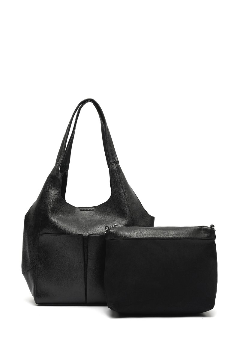 Borsa a tote in pelle nera con superficie texturizzata e due tasche frontali, abbinata a una pochette con zip coordinata, entrambe con una finitura liscia.
