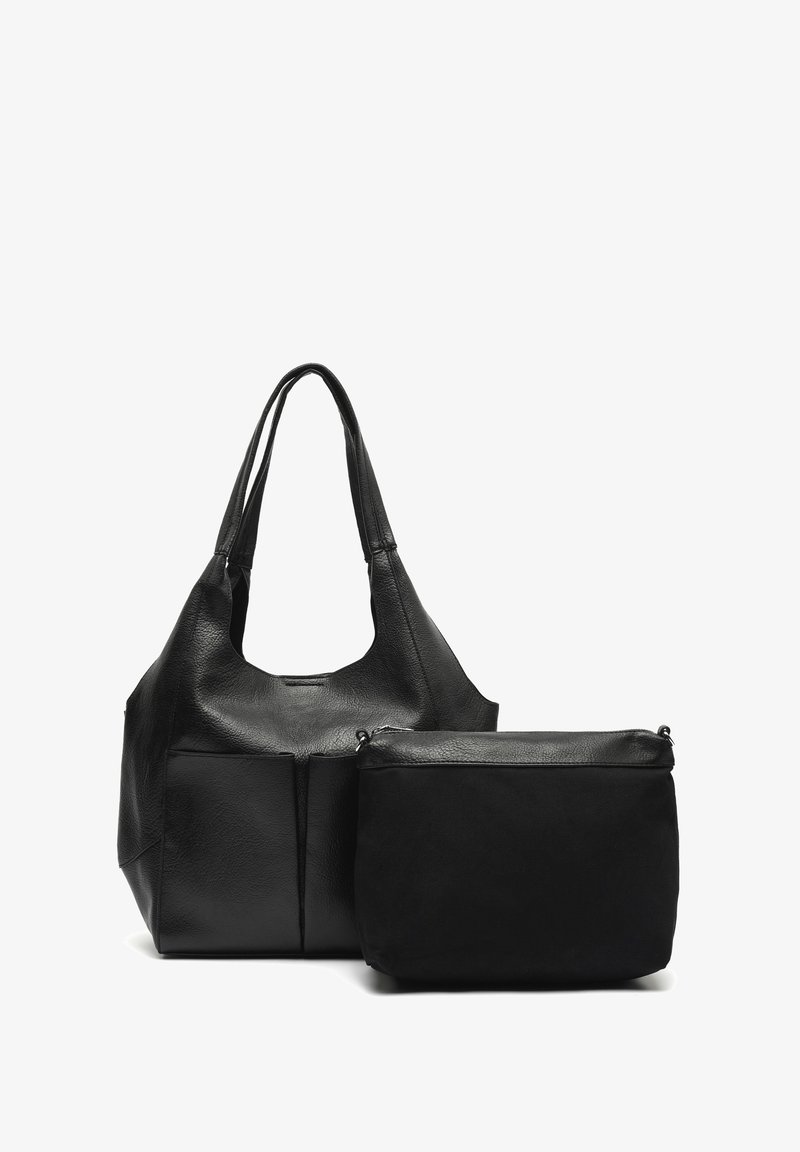 Borsa a tote in pelle nera con superficie texturizzata e due tasche frontali, abbinata a una pochette con zip coordinata, entrambe con una finitura liscia.