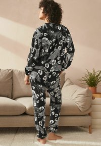 Next REGULAR FIT SET - Pyjama - black & white tiger
