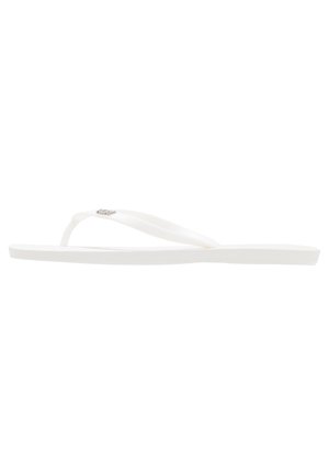 Tongs blanches avec des fines sangles et une semelle texturée. Design minimaliste caractérisé par une forme simple et sans motifs ou accents voyants.
