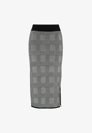 Gonna a matita con motivo a quadri bianco e nero, caratterizzata da una texture liscia, un elastico nero in vita e un spacco laterale in basso.