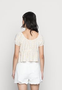 Hollister Co. TIE FRONT BABYDOLL  - Blusa - white/yellow