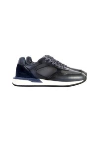 Sneaker navy con una parte superiore in pelle liscia, dettagli in mesh e suola bianca a contrasto. Presenta lacci rotondi e collare imbottito per il comfort.