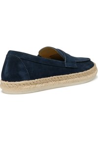 Chaussure slip-on en daim bleu marine avec une bordure en jute d'espadrille autour de la semelle. Présente un bout rond et une doublure intérieure douce.