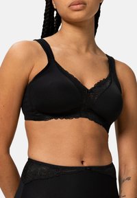 Černý bralet vyrobený z hladkého materiálu s krajkovým lemem na okrajích. Má nastavitelné ramínka a trojúhelníkový střih košíčků.