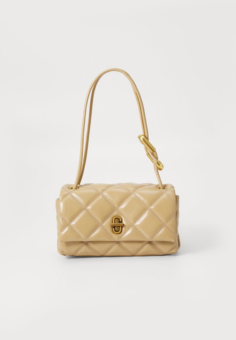 Borsa a spalla in pelle trapuntata beige con chiusura in tonalità oro e doppia tracolla regolabile su sfondo bianco.