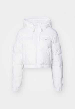 Giacca puffer bianca corta con cappuccio regolabile, zip frontale e polsini elasticizzati. Presenta un piccolo logo sul petto sinistro.