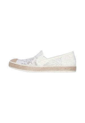 Zapato blanco tipo slip-on con un upper texturizado que presenta un patrón floral, y una suela de estilo yute tejida con una base de goma para mayor tracción.