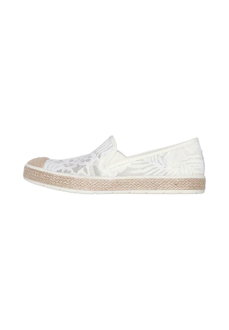 Zapato blanco tipo slip-on con un upper texturizado que presenta un patrón floral, y una suela de estilo yute tejida con una base de goma para mayor tracción.