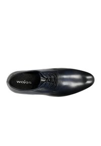 Scarpa da uomo in pelle nera con punta affusolata, caratterizzata da una finitura liscia, chiusura con lacci e una soletta imbottita con il marchio "wojas".
